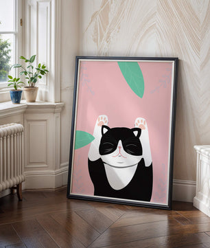 Gato ilustrado sobre fondo rosa con hojas.