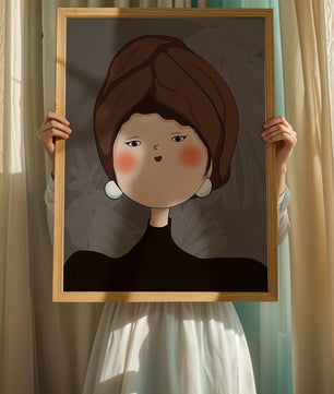 Retrato elegante de una mujer con un tocado único y rasgos expresivos