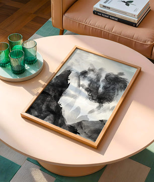 Paisaje monocromático con montañas y nubes abstractas