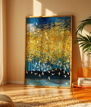 Paisaje abstracto con follaje dorado y aves voladoras