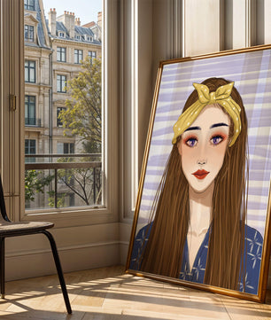 Illustration d'une femme avec un bandeau jaune sur fond rayé