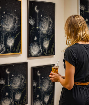 Fleur nocturne avec floraisons au clair de lune et papillon illuminé