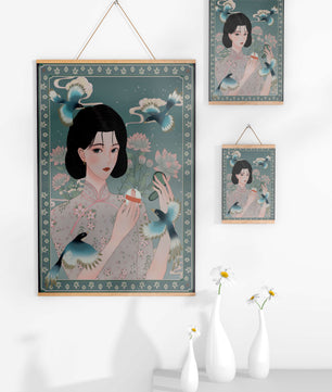 Mujer elegante en kimono floral rodeada de pájaros y flores de loto