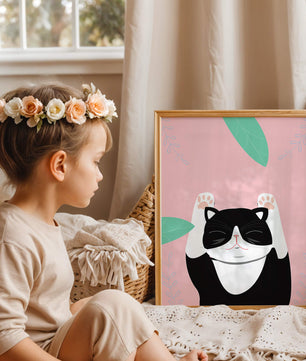 Gato ilustrado sobre fondo rosa con hojas.