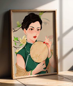 Mujer elegante con vestido tradicional sosteniendo un abanico decorativo con flores de magnolia
