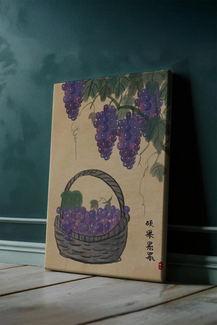 Cesta de uvas con hojas de parra al estilo tradicional