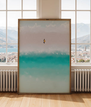 Playa serena con olas turquesas y figura solitaria