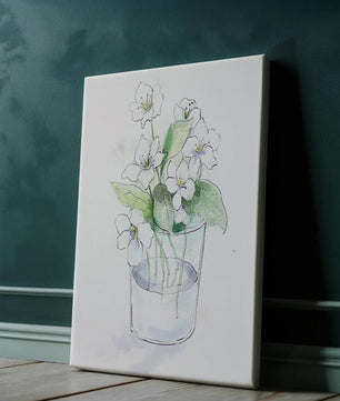 Delicadas flores blancas en una ilustración de jarrón de cristal