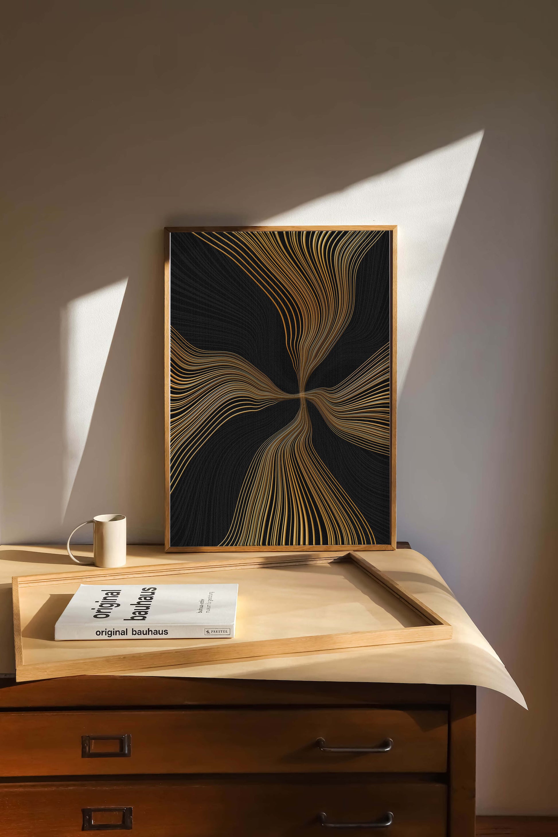 Líneas doradas abstractas sobre fondo negro con flujo dinámico