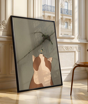 Chat observant une fleur poussant sur un mur fissuré
