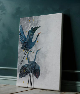 Elegante blaue Kraniche vor einem ruhigen abstrakten Hintergrund mit goldenen Akzenten