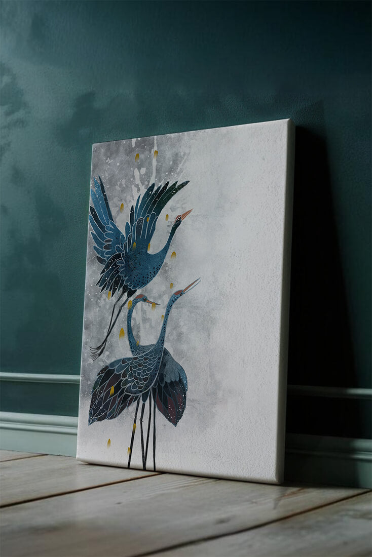 Elegante blaue Kraniche vor einem ruhigen abstrakten Hintergrund mit goldenen Akzenten