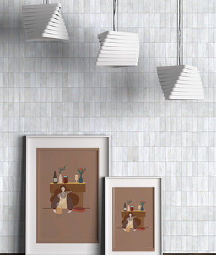 Escena acogedora con mujer junto a la chimenea y elementos decorativos
