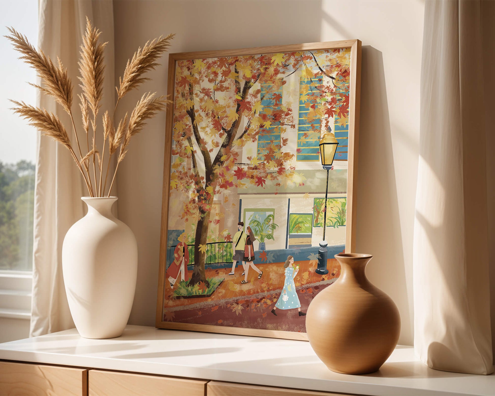 Calle de la ciudad en otoño con hojas coloridas y personas caminando