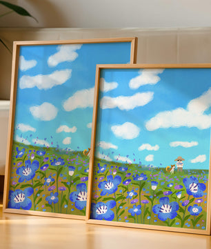 Mann und Hund auf einer leuchtenden Blumenwiese unter blauem Himmel