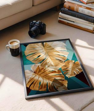 Blätter der Goldenen Monstera auf geometrischem Hintergrund