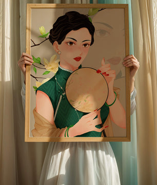 Mujer elegante con vestido tradicional sosteniendo un abanico decorativo con flores de magnolia