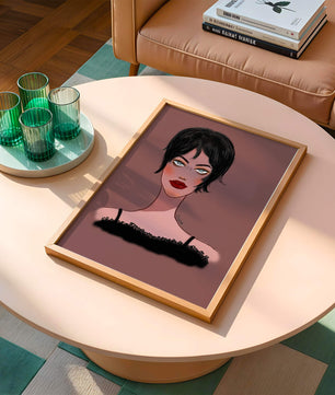 Illustration einer Frau mit kurzen schwarzen Haaren und auffälligem Make-up auf braunem Hintergrund
