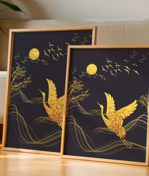 Goldener Kranich fliegt nachts über abstrakte Landschaft