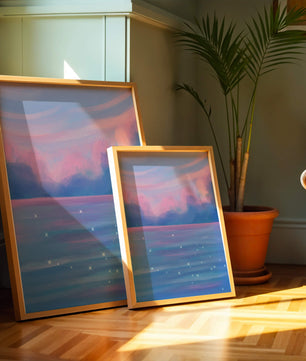Verträumter Pastellhimmel, der sich in einer glitzernden Wasserlandschaft widerspiegelt 