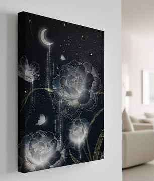 Fleur nocturne avec floraisons au clair de lune et papillon illuminé