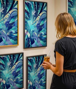 Futuristische digitale Kunst mit Astronaut und Roboterhand in lebhaften Blautönen
