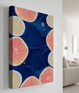 Frutas cítricas coloridas sobre fondo oscuro de hojas