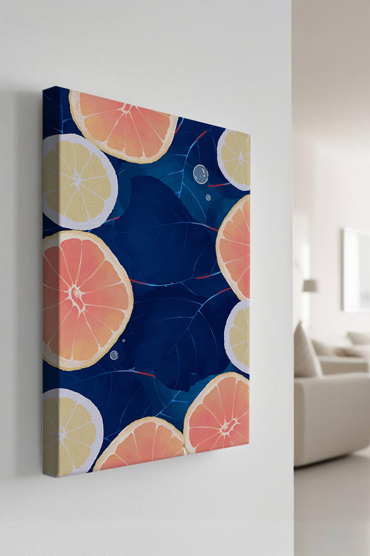 Frutas cítricas coloridas sobre fondo oscuro de hojas