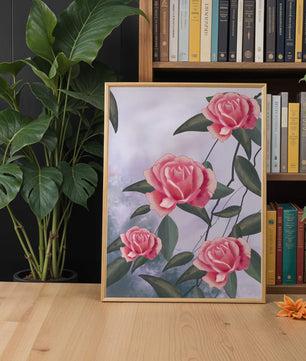 Hermosas rosas rosadas con exuberantes hojas verdes sobre un fondo suave