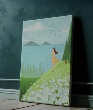 Femme en robe jaune sur une colline avec fleurs et arbres