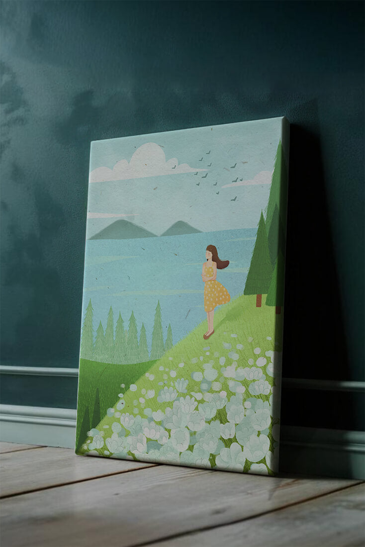 Mujer en vestido amarillo en la ladera con flores y árboles