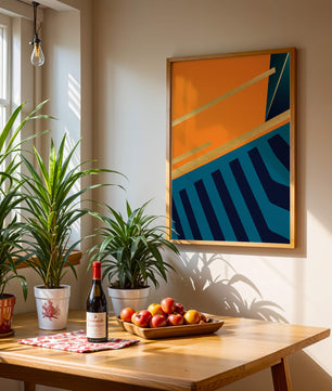 Moderne geometrische Abstraktion mit goldenen Elementen und kräftigen Farben 