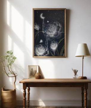 Fleur nocturne avec floraisons au clair de lune et papillon illuminé