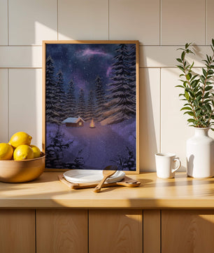 Winternachtlandschaft mit verschneiter Hütte und Kiefernwald