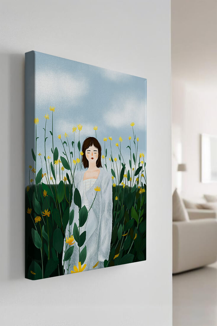 Mujer con abrigo blanco entre flores amarillas