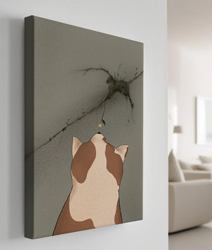 Chat observant une fleur poussant sur un mur fissuré