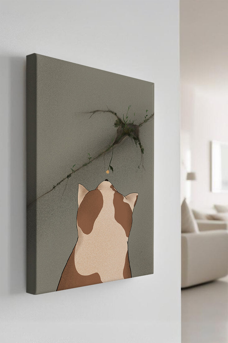 Chat observant une fleur poussant sur un mur fissuré