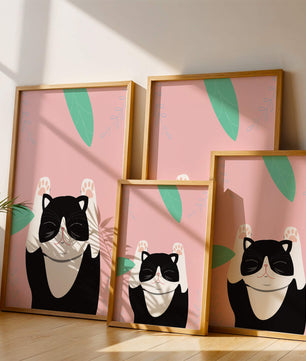 Gato ilustrado sobre fondo rosa con hojas.