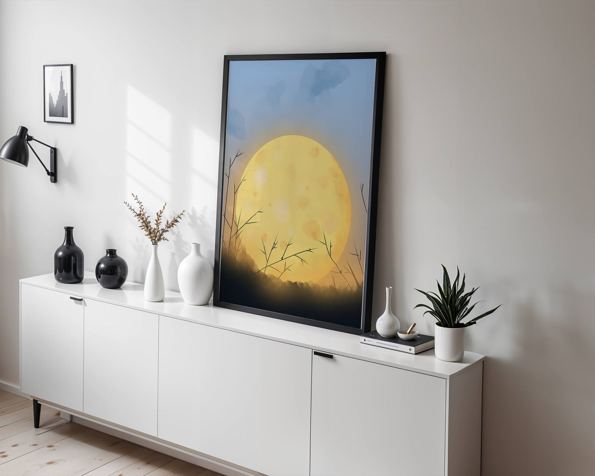Paisaje sereno de una luna llena brillante contra un cielo crepuscular con hierba en silueta