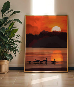 Ruhiger Sonnenuntergang über einem See mit Schwanensilhouette