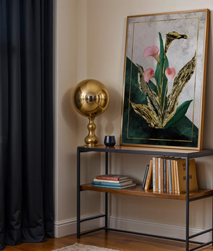 Abstrakte botanische Kunst mit rosa Calla-Lilien und goldenen Blättern