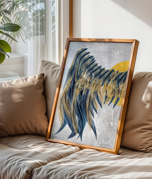 Arte de plumas abstractas con detalles dorados sobre fondo texturizado