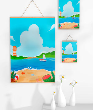 Escena costera de playa con faro y velero bajo un cielo azul claro