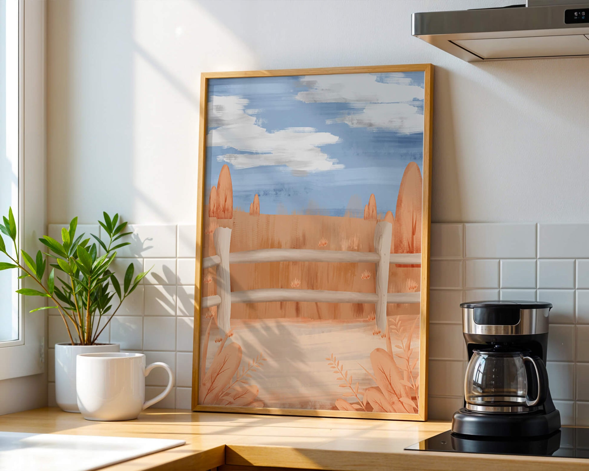 Paisaje otoñal sereno con cerca de madera y cielo azul