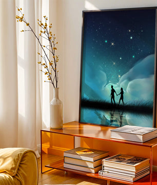 Pareja romántica paseando bajo la noche estrellada con reflejos celestiales