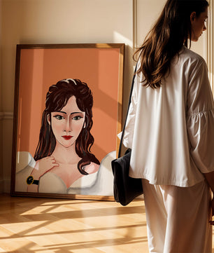 Retrato de una mujer con peinado elegante y reloj dorado
