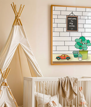 Kreidetafel-Schild mit Topfpflanzen und Spielzeugauto auf Ziegelmauer-Hintergrund