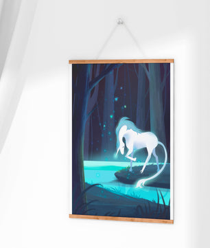 Escena nocturna encantadora con un unicornio junto a un arroyo del bosque
