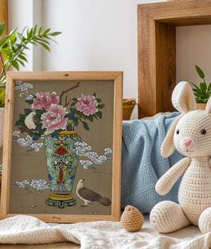 Elegante jarrón de estilo asiático con peonías y pájaros