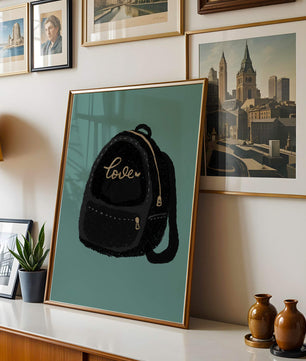 Elegante mochila negra con detalles dorados e inscripción de amor